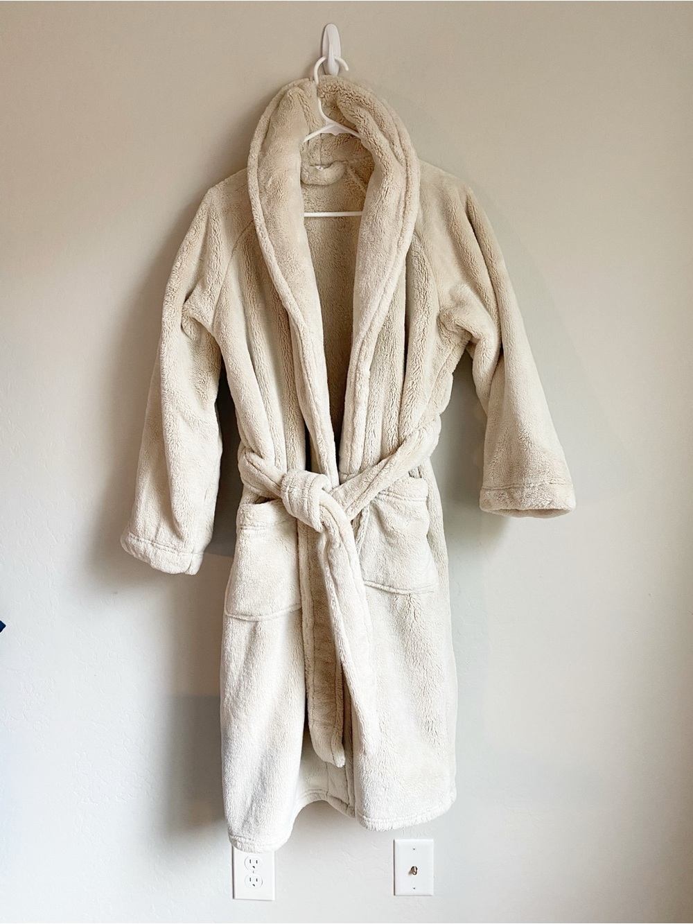 Pottery Barn Cloud Nine Plush Robe Color: Parchment (cream)